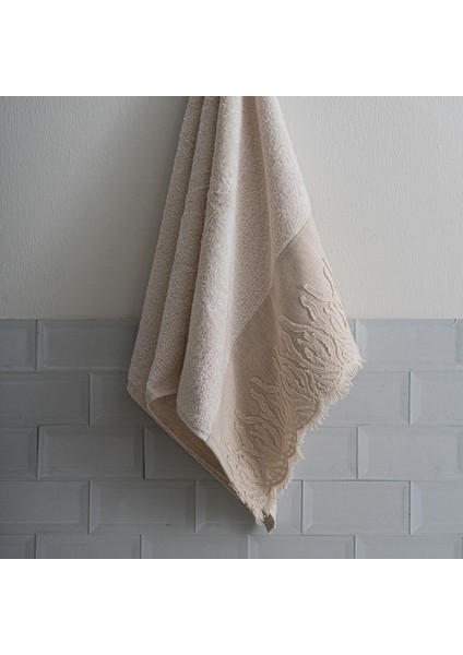 Mercan Işlemeli Püsküllü El Havlusu (30 x 50 Cm)