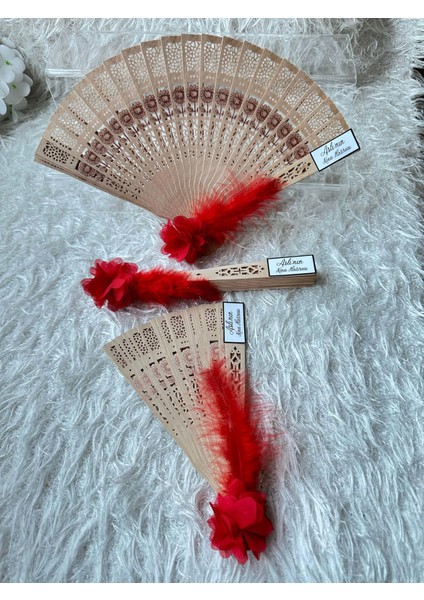 3'lü Kına Gecesi Hatıra Yelpazesi – Kırmızı Tüylü & Kişiye Özel Etiketli | 20 cm