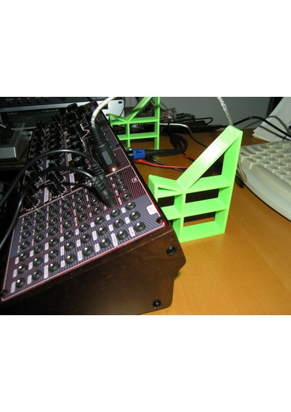 Behringer Model D ve Behringer Neutron Için Stand (Plastik Aparattır!!!)
