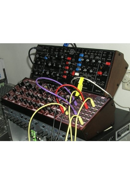 Behringer Model D ve Behringer Neutron Için Stand (Plastik Aparattır!!!)