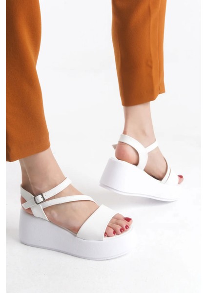 Kadın Hafif Rahat 6 cm Platform Topuklu Eva Taban Sandalet 4010-123-0001