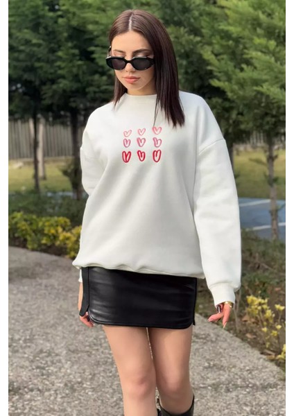 Kadın Bisiklet Yaka Kalp Nakışlı Şardonlu Sweatshirt P-00014718