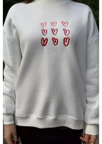 Kadın Bisiklet Yaka Kalp Nakışlı Şardonlu Sweatshirt P-00014718