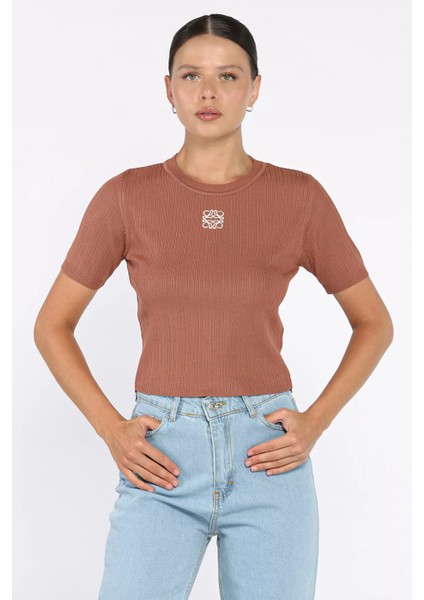 Bisiklet Yaka Ön Nakışlı Likralı Kadın Bluz P-00010863