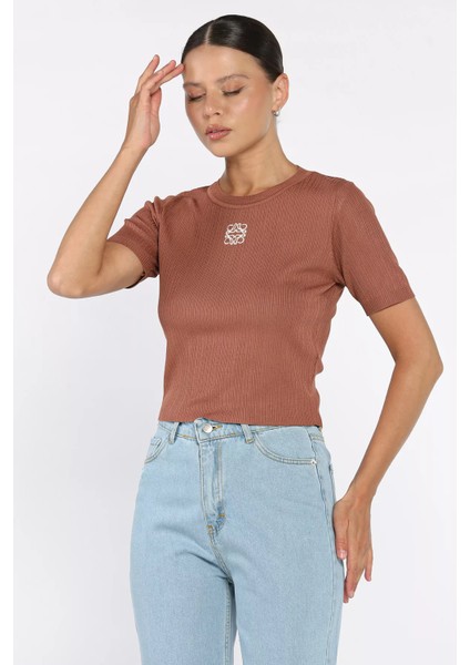 Bisiklet Yaka Ön Nakışlı Likralı Kadın Bluz P-00010863 fiyatları