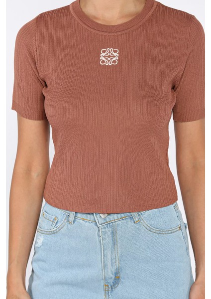 Bisiklet Yaka Ön Nakışlı Likralı Kadın Bluz P-00010863 fırsatları