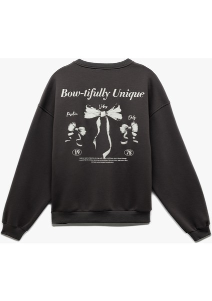 Şardonlu Uzun Kollu Bisiklet Yaka Fiyonk Baskılı Oversize Sweatshirt fırsatları