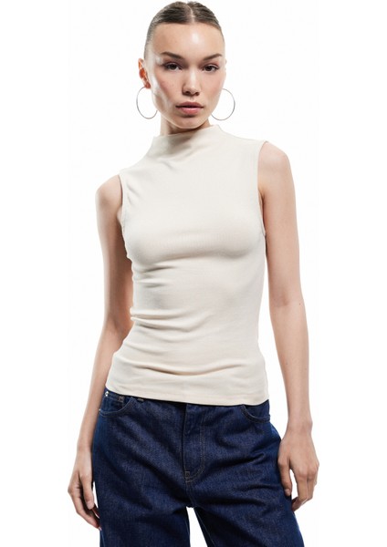Basic Slim Fit Dik Yaka Modal Kolsuz Bluz fiyatları