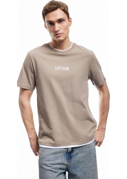 Kısa Kollu Regular Fit Bisiklet Yaka Renk Kontrastlı Pamuklu Baskılı Tişört fiyatları