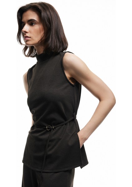 Metal Aksesuarlı Dik Yaka Kolsuz Kemerli Uzun Bluz