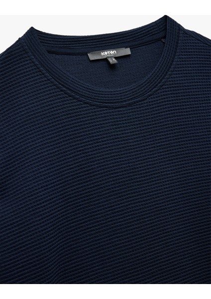 Pamuklu Uzun Kollu Dokulu Basic Bisiklet Yaka Sweatshirt indirimleri