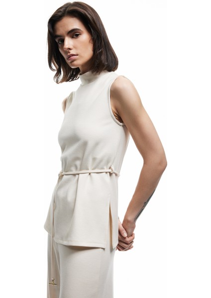 Metal Aksesuarlı Dik Yaka Kolsuz Kemerli Uzun Bluz