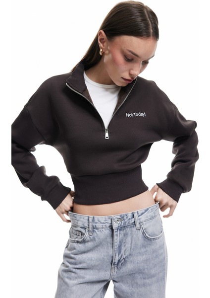 Pamuklu Yarım Fermuarlı Şardonlu Baskılı Crop Sweatshirt