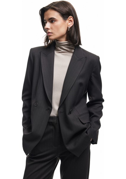 Kapaklı Çift Cepli Uzun Kollu Kruvaze Blazer Ceket