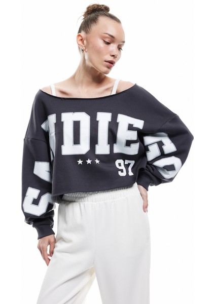 Uzun Kollu Şardonlu Oversize Kayık Yaka Baskılı Crop Sweatshirt