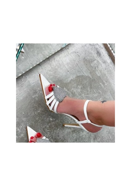 Kalpli Taş Detaylı Stiletto Beyaz fırsatları