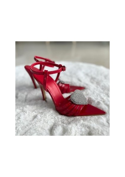 Kalpli Taş Detaylı Stiletto