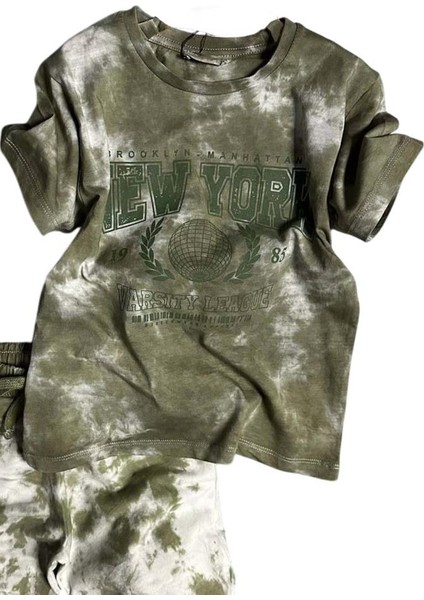 Erkek Çocuk New York Yazı Baskı ve Batık Desenli Penye T-Shirt Yeşil Şortlu Takım indirimleri