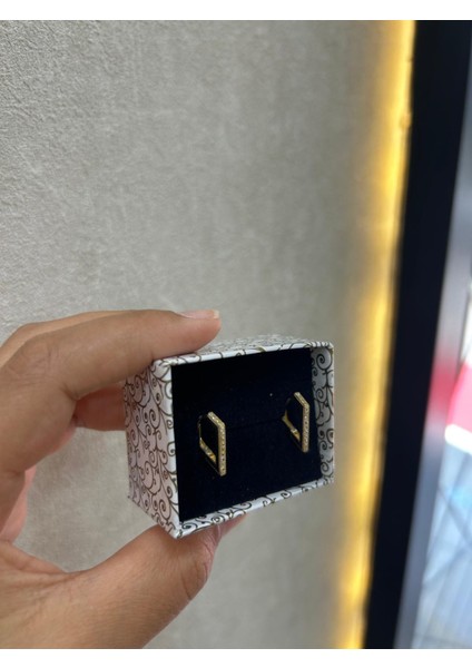 Kare Taşlı Altın Küpe indirimleri
