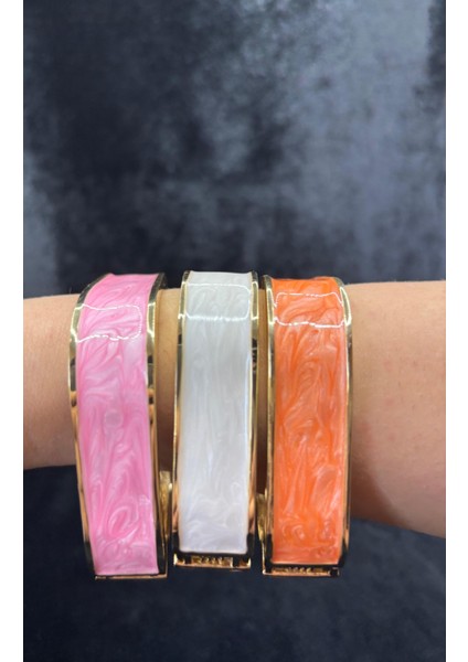 Altın Detaylı Beyaz Kare Form Kadın Bileklik - Zarif ve Şık Aksesuar