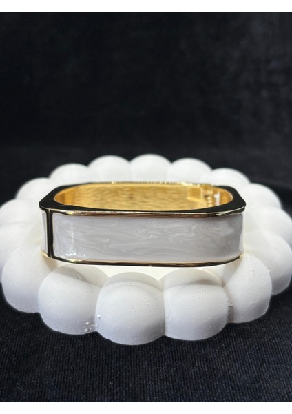 Altın Detaylı Beyaz Kare Form Kadın Bileklik - Zarif ve Şık Aksesuar fiyatları