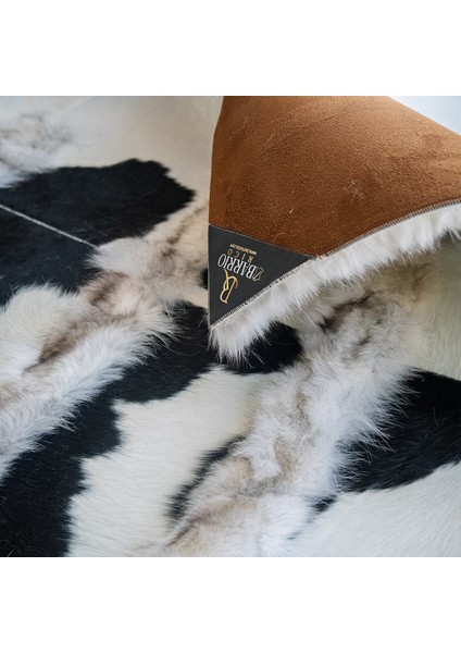 %100 Doğal Dana Derisi Kaymaz Taban Premium Patchwork Halı - Siyah Beyaz Tilki Kürklü