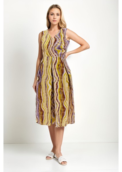 Kendinden Desenli V Yaka Pileli Elbise