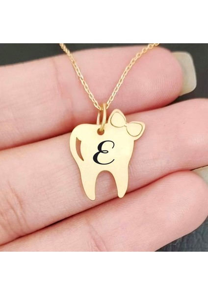 E Harfine Özel 14 Ayar Altın Plakalı Zincirli Diş ve Fiyonk Motifli Hediyelik Kolye-450 Harf