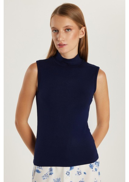 Kadın Regular Fit Klasik Kesim Viskon Kumaş Balıkçı Yaka Sıfır Kol Lacivert Bluz