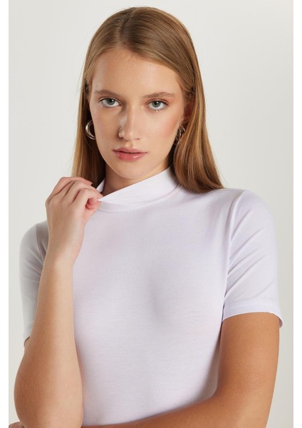Kadın Kısa Kollu Yarım Balıkçı Yaka Beyaz Bluz Slim Fit %95 Viskon fiyatları