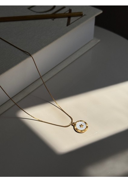 Altın Kaplama Yıldız Figürlü Minimal Kolye - Beyaz Mine Detaylı