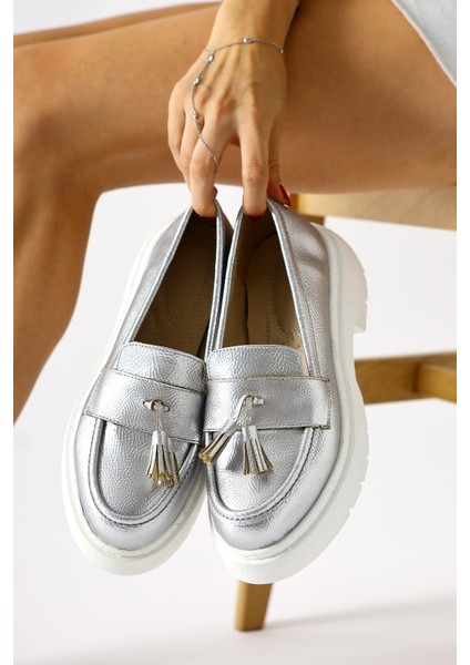 Linni Gümüş Kırışık Rugan Püsküllü Makosen Ayakkabı
