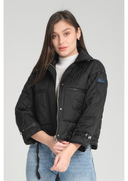 Kadın Kapitone Desenli, Kuşaklı ve Çift Cepli Spor Kısa Şişme Mont 8828