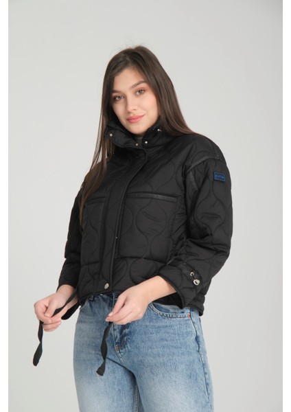 Kadın Kapitone Desenli, Kuşaklı ve Çift Cepli Spor Kısa Şişme Mont 8828