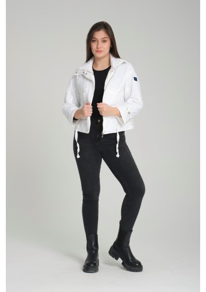 Kadın Kapitone Desenli, Kuşaklı ve Çift Cepli Spor Kısa Şişme Mont 8828