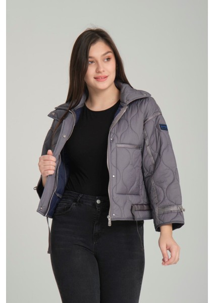 Kadın Kapitone Desenli, Kuşaklı ve Çift Cepli Spor Kısa Şişme Mont 8828
