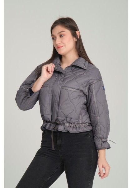 Kadın Kapitone Desenli, Kuşaklı ve Çift Cepli Spor Kısa Şişme Mont 8828