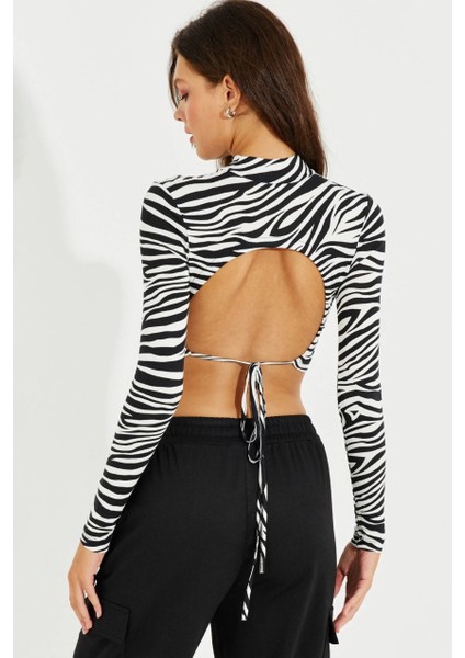 Kadın Beyaz-Siyah Sırtı Açık Zebra Desenli Crop Bluz LPP1232