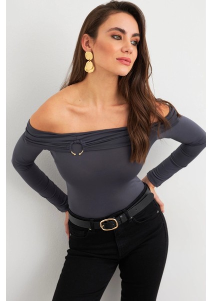 Kadın Gri Halka Aksesuarlı Madonna Yaka Crop Bluz RLO3043