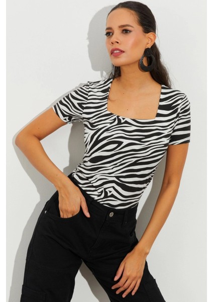 Kadın Beyaz-Siyah Kare Yaka Zebra Desenli Bluz LPP1221