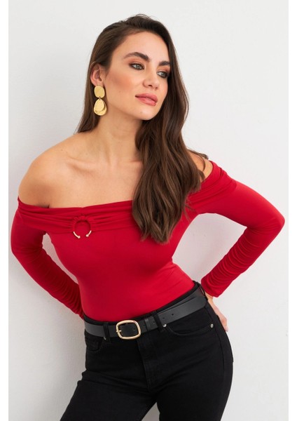 Kadın Kırmızı Halka Aksesuarlı Madonna Yaka Crop Bluz RLO3043 modelleri