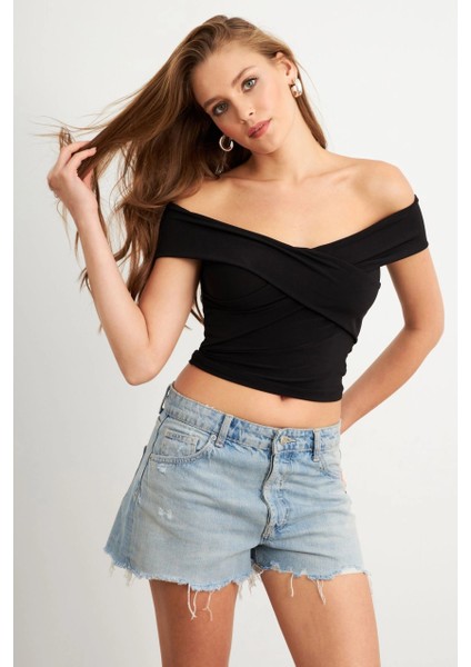 Kadın Siyah Madonna Yaka Crop Bluz VA101