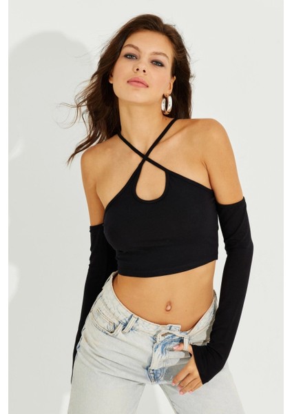 Kadın Siyah Omuzları Açık Sırtı Çapraz Crop Bluz B2684