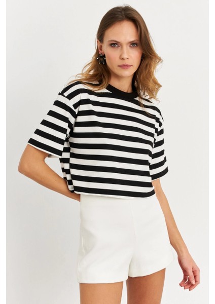 Kadın Siyah-Beyaz Çizgili Crop Bluz KY7145 fırsatları