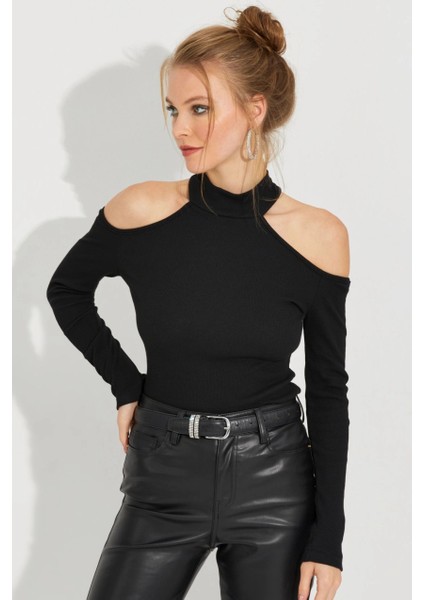 Kadın Siyah Omuzları Açık Kaşkorse Bluz EY2590