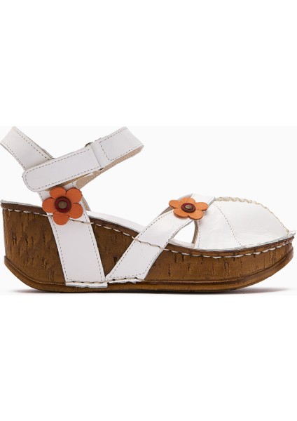 Hakiki Deri Katlyn Beyaz Çiçek Detaylı Burnu Kapalı Dolgu Topuklu Sandalet