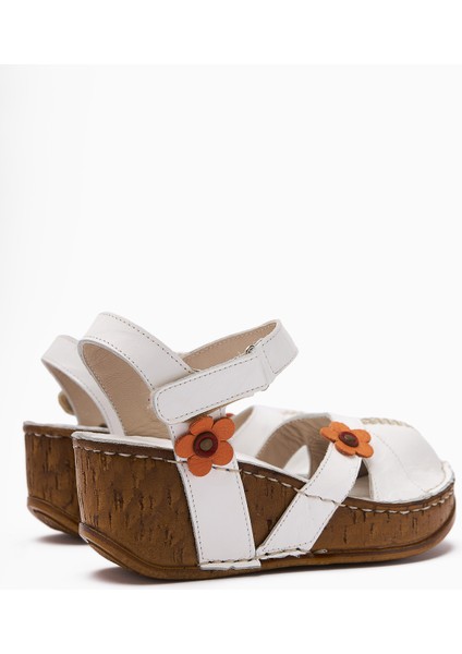 Hakiki Deri Katlyn Beyaz Çiçek Detaylı Burnu Kapalı Dolgu Topuklu Sandalet modelleri