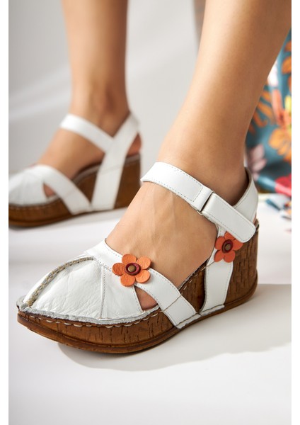 Hakiki Deri Katlyn Beyaz Çiçek Detaylı Burnu Kapalı Dolgu Topuklu Sandalet fırsatları