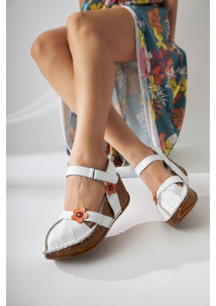 Hakiki Deri Katlyn Beyaz Çiçek Detaylı Burnu Kapalı Dolgu Topuklu Sandalet