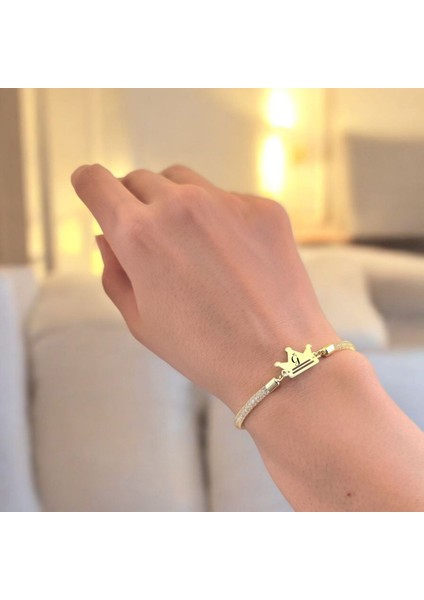 Ğ Harfine Özel 14 Ayar Altın Plakalı Hasır Kordonlu Taç Figürlü Hediye Bileklik-464Harf